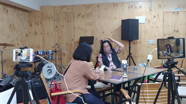 안미현 조합원의 역동적인 모습 / 안미현 조합원의 인터뷰는 마을공간 뜰작에서 진행됐다. 콩터뷰 최초로 인터뷰 영상이 제작되었다.