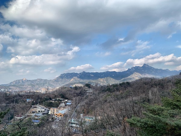 북악산 성곽길에서 비리본 북한산. 오른쪽에 우뚝 솟은 봉우리가 보현봉이다. (사진 류백현)