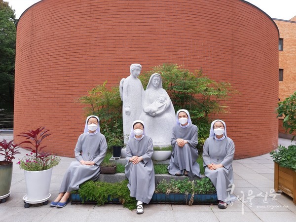 성가소비녀회 인천관구 유 엘리사 수녀님(관구장, 오른쪽에서 2번째)과 평의원 수녀님들(왼쪽부터 서 로제 수녀, 손 다니엘라 수녀, 박 마리안또니오 수녀)