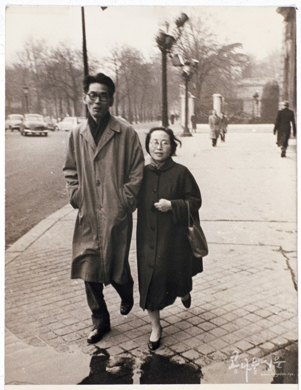 김환기와 김향안, 프랑스 파리 콩코드 광장에서, 1957년, 환기재단 환기미술관