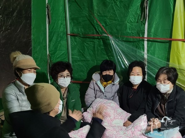 고강아파트 주민들이 난방기구도 없는 천막 안에서 광명~서울 민자고속도로 피해 대책을 요구하며 농성을 벌이고 있다.