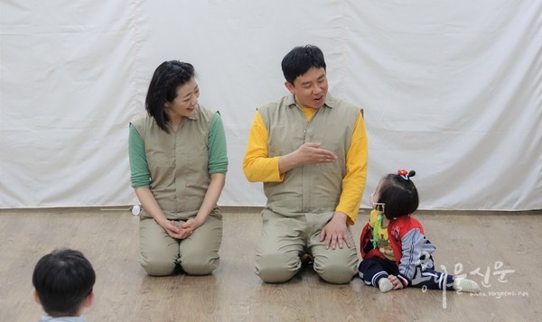 부천문화재단이 4월 19일 부천 고리울어린이집에서 선보인 아기공연 '성게와 달팽이' 장면