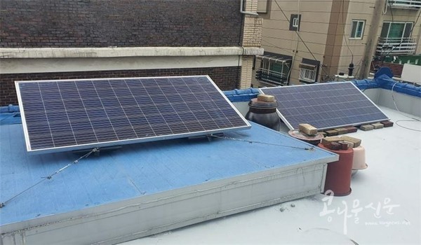 옥상에 설치된 가정용 태양광발전소