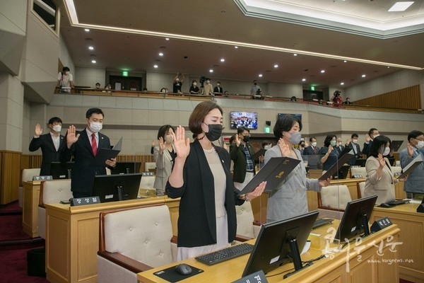 의원선서 중인 제9대 부천시의회 의원들