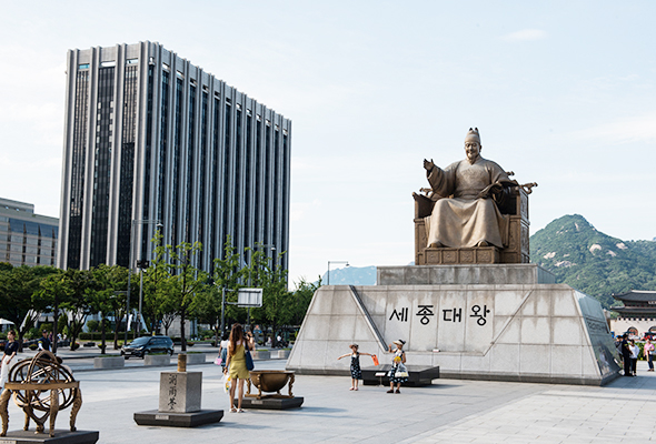 광화문광장에 설치된 세종대왕상. 2009년에 김영원 홍익대 교수가 설계하고 박상규 공간 미술 대표가 제작했다.