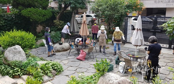 모퉁이돌 마을카페 공유정원을 가구는 마을정원사들