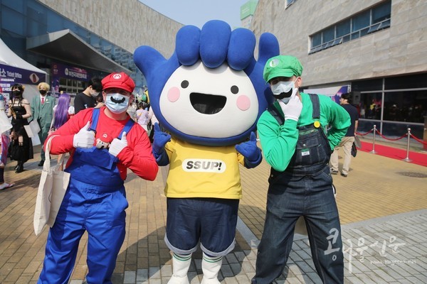 코스프레를 한 참가자들이 부천시 마스코트 부천핸썹(가운데)과 함께 지난해 10월 제25회 부천국제만화축제가 열린 한국만화박물관 앞에서 사진 촬영을 하고 있다.