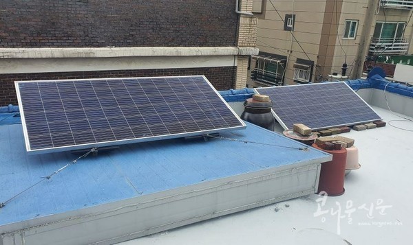 옥상에 설치된 태양광 발전설비 모습