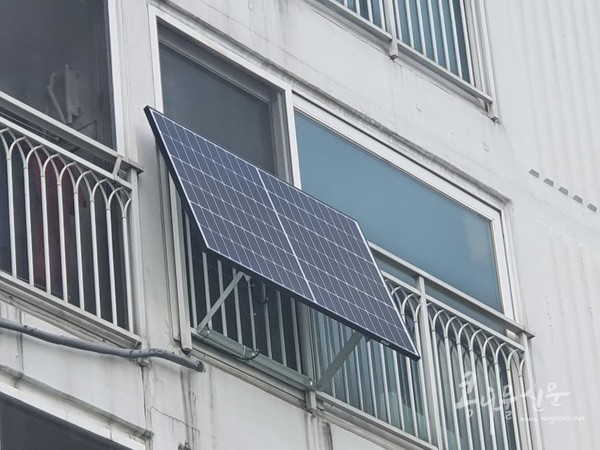 공동주택에 태양광 발전설비가 설치된 모습