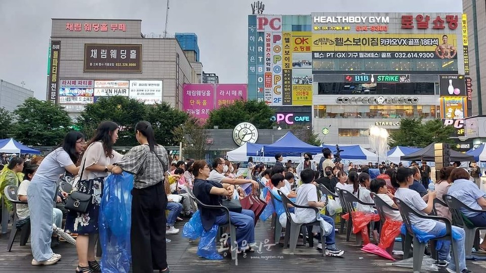 흐린 날씨에도 불구하고 많은 시민이 통일음악회와 함께 했다. 사진 출처: 손인환 통일문화제 공동대표 페이스북) 