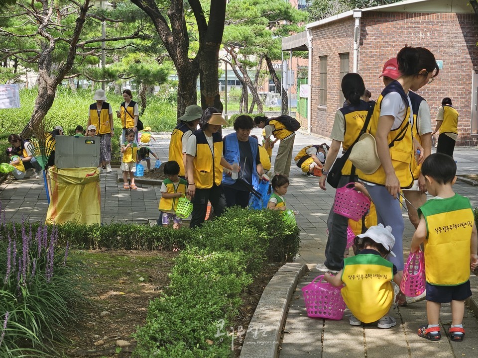 중동 관내 상동행복주택어린이집 원아와 학부모들이 솔안공원에서 쓰레기를 주우며 환경정화 활동을 하고 있다.