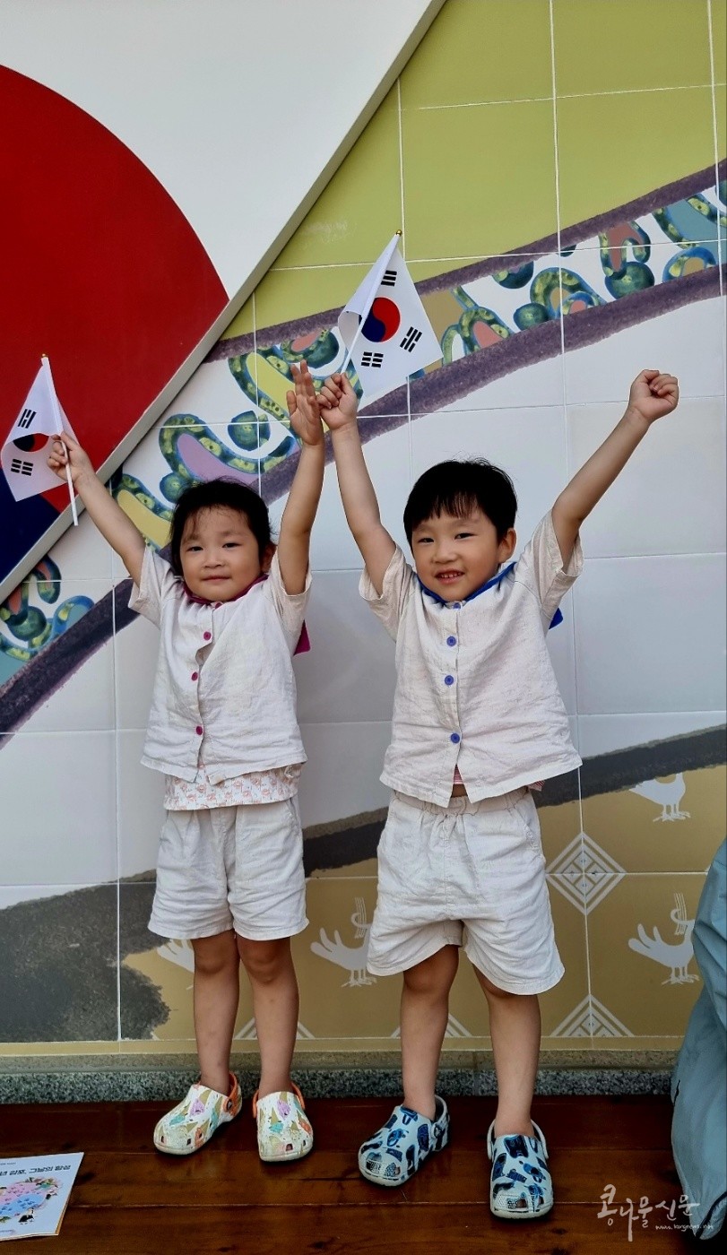 김포시 독립운동 기념관에서 만세를 부르는 아이들