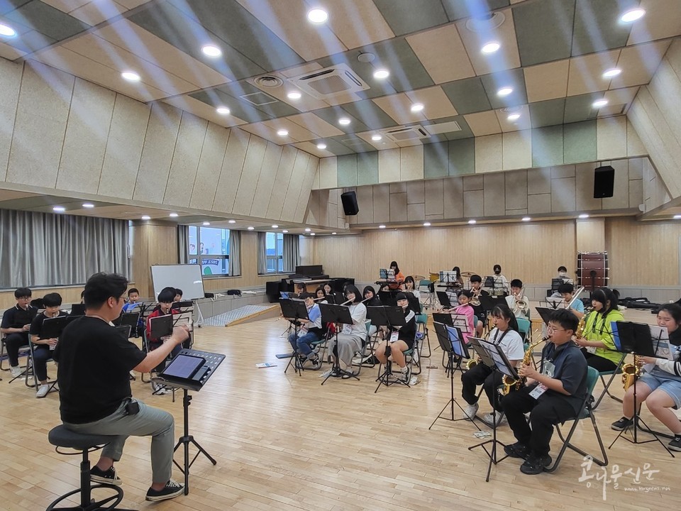35명의 아동 청소년이 단원으로 참여하고 있는 청소년 관악단 '자생 윈드림' 연습장면