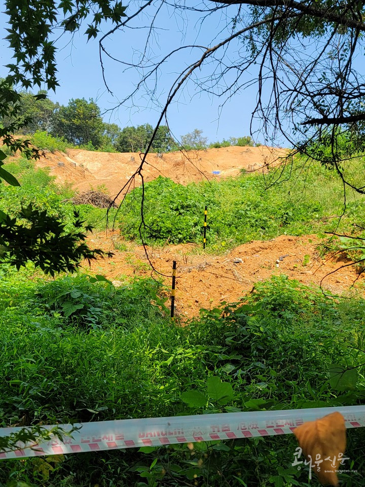 작동산 동부천 IC 건설공사 예정지. 나무는 잘려나고가 황토흙이 벌건 속살을 드러냈다.