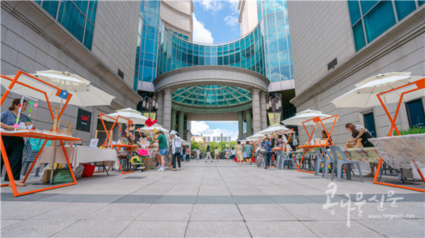 올해 8월 말, 현대백화점 중동점 원형광장에서 열린 ‘도시사파리 예술시장’ 여름 시장 현장