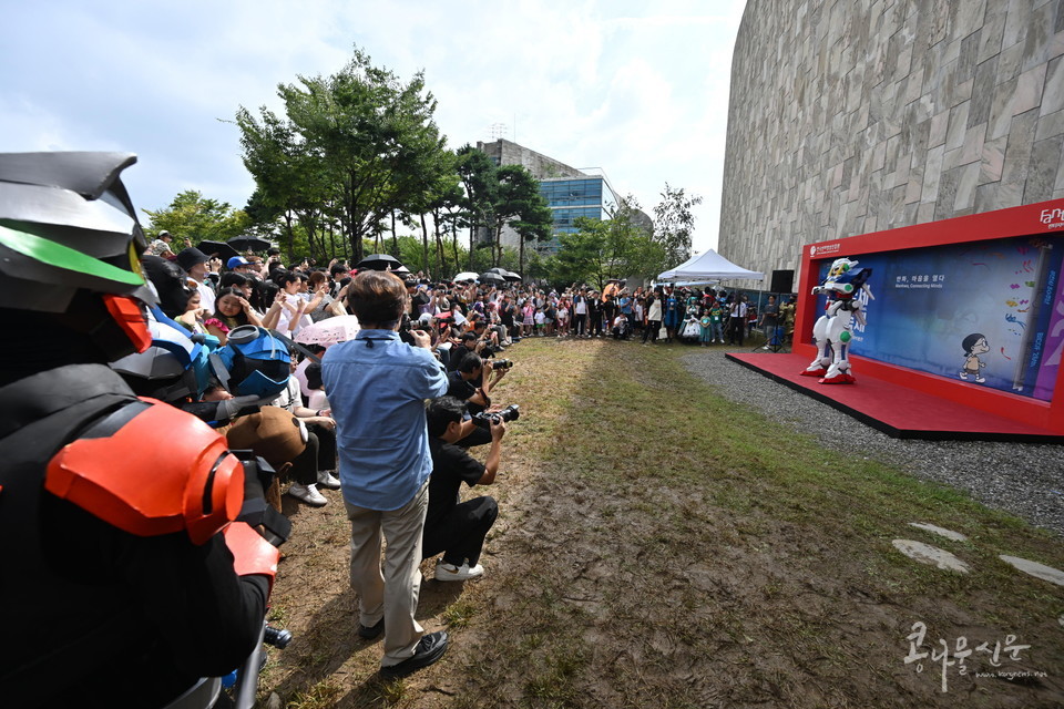 17일 경기 부천 한국만화박물관 야외광장에서 많은 관람객들이 GICOF 아마추어 코스프레 대회를 관람하고 있다.