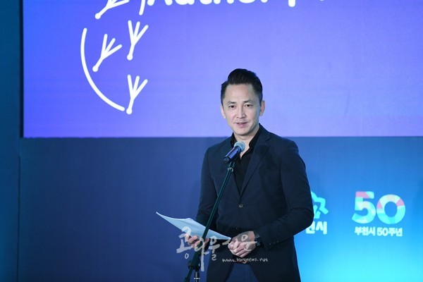제3회 부천디아스포라문학상’ 시상식에서 ‘동조자’ 작가 비엣 타인 응우옌이 수상소감을 전하고 있다.