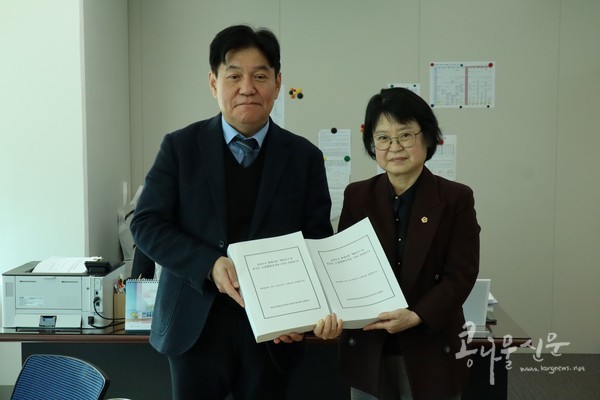 ‘경기도 도립병원 유치’ 서명부를 전달하는 김미리 의원