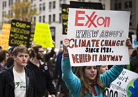 2015년 워싱턴 DC에서 "엑손 노우" 운동의 일환으로 시위하는 시위자(사진출처 위키피디아)