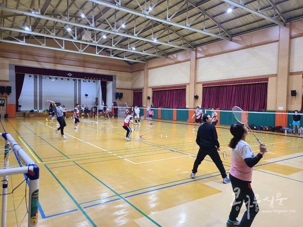 학교시설개방으로 부천삼정초등학교 체육관에서 배드민턴을 즐기고 있는 시민들 모습