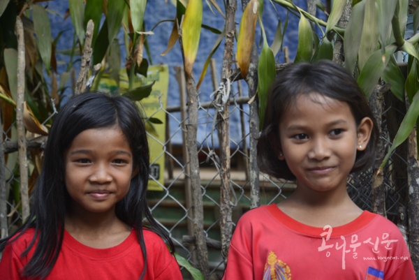 캄보디아 쓰라쓰렁 마을의 천진난만한 아이들