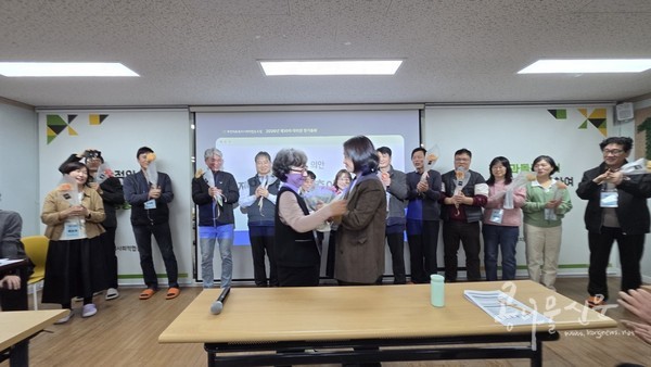 새로 선출된 6기 임원진이 퇴임하는 이영주 이사장과 신임 이선주 이사장에게 박수를 보내고 있다.